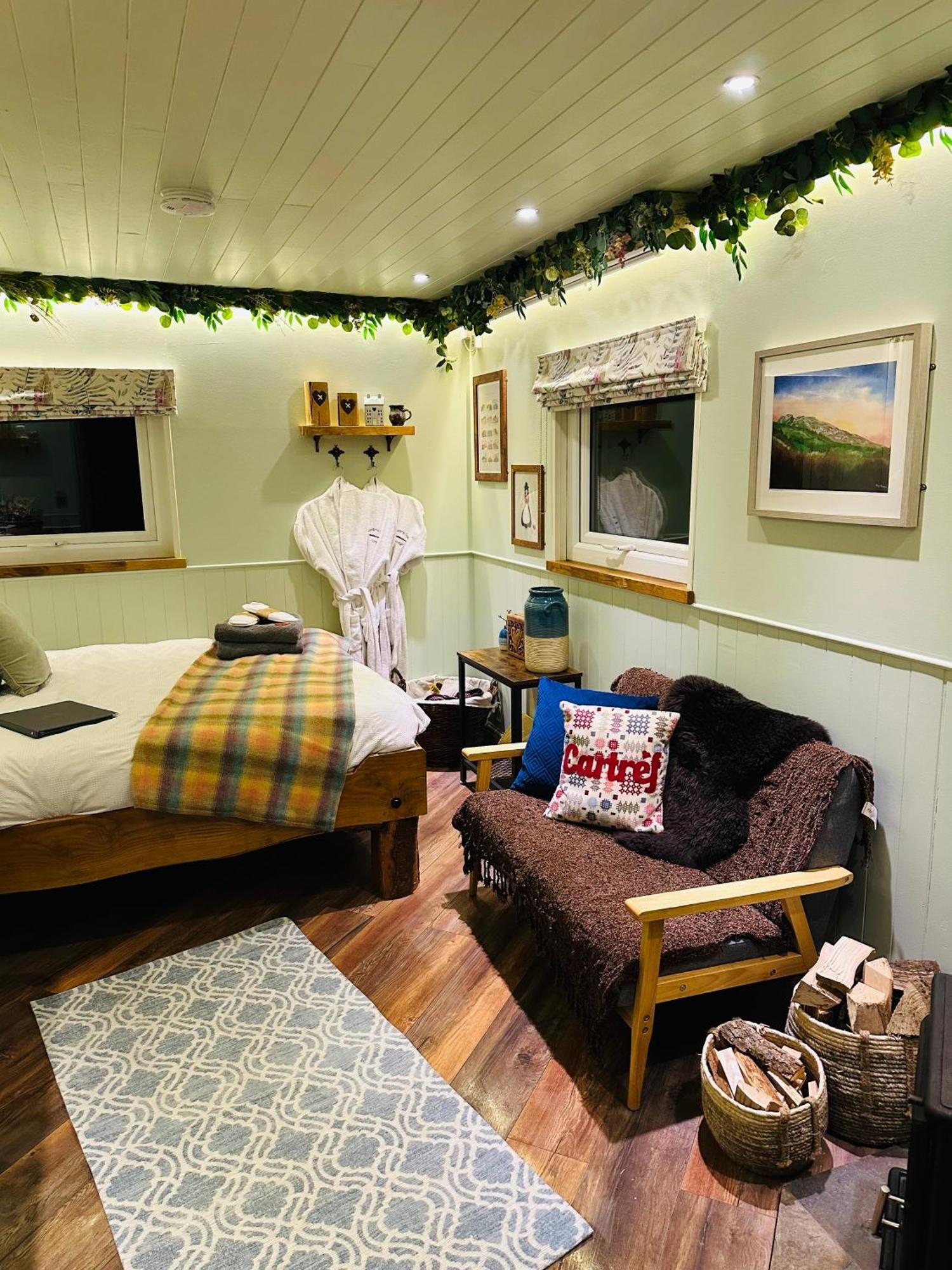 Farm stay The Original Sleeping Giant With Hot Tub & Alpacas