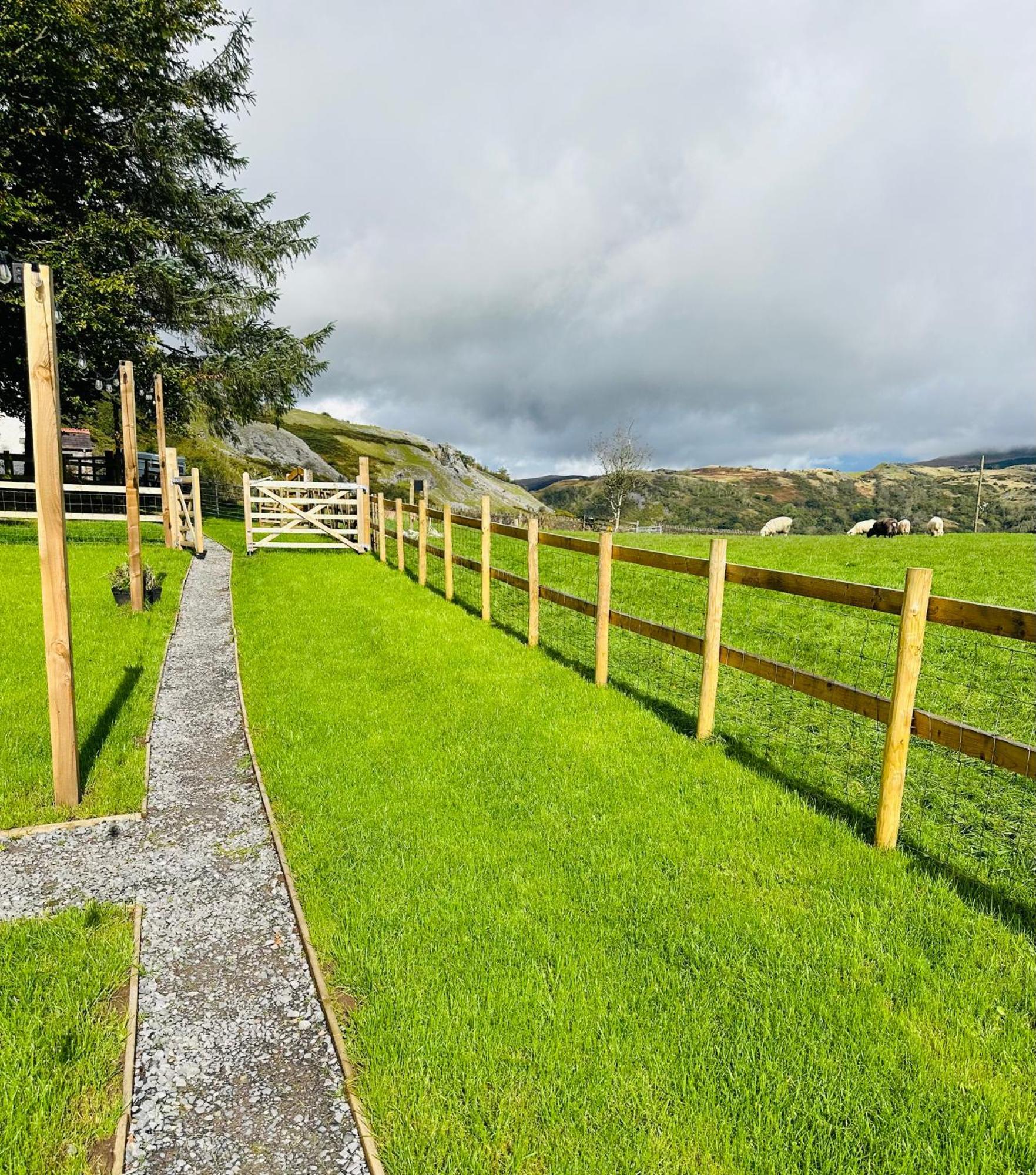 The Original Sleeping Giant With Hot Tub & Alpacas Ystradgynlais