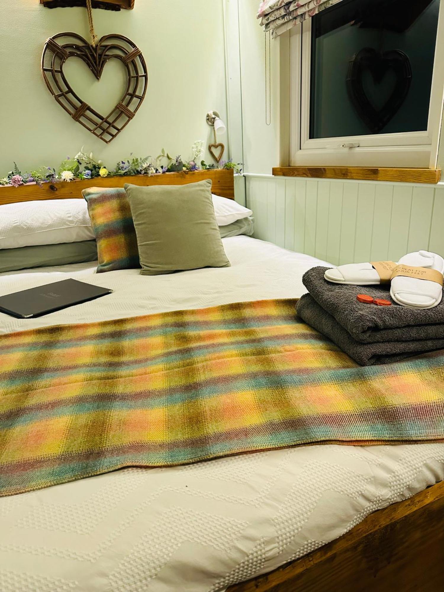 The Original Sleeping Giant With Hot Tub & Alpacas * Ystradgynlais